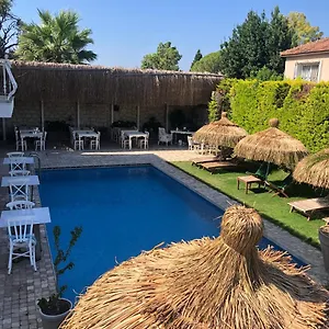Alaçati Roka Taş Butık Çeşme